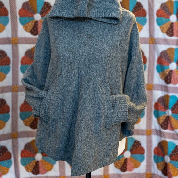Vintage Lambswool hooded Poncho - Picture 2 of 10